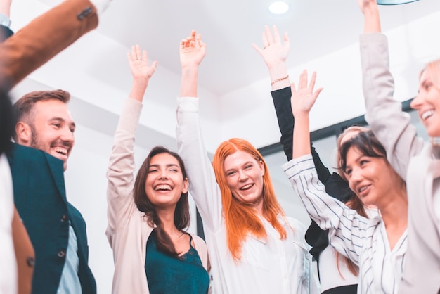 Foto il successo del team aziendale condivide idee e discute il nuovo concetto di lavoro di squadra di projectbusiness