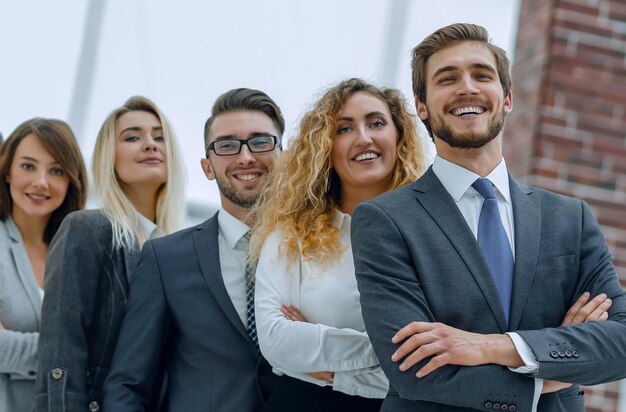 Успешная бизнес-команда, стоящая в ряд фото с копией пространства