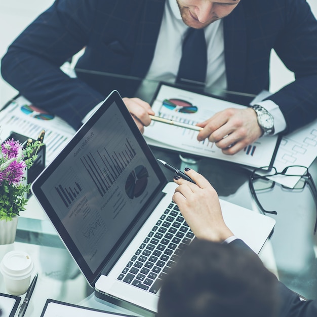 Team aziendale di successo sul posto di lavoro che discute i rapporti di marketing.