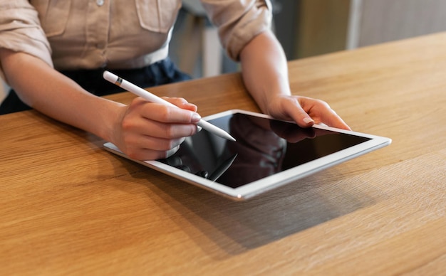 Photo successful business woman using digital tablet