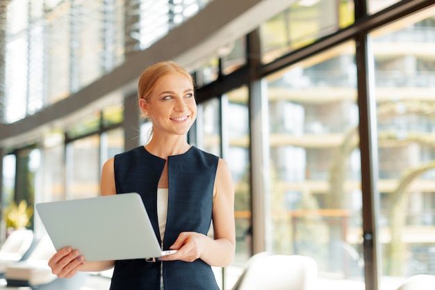 Photo successful businessman working at laptop.