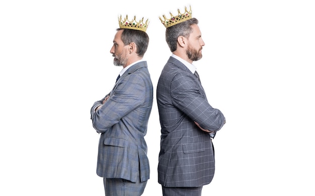 успешные бизнесмены в короне на белом фоне студии успешные бизнесмены в короне в студии успешные бизнесмены в короне фото успешных бизнесменов в короне и костюме