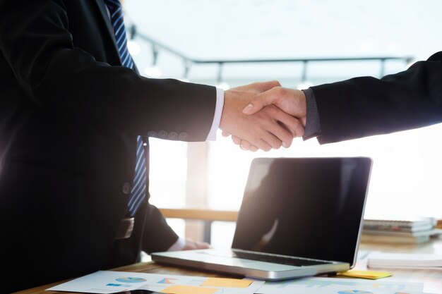 Photo successful businessmen handshaking after good deal.