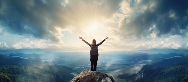 Foto imprenditrice di successo che celebra su una scogliera con nuvole e spazio per il testo