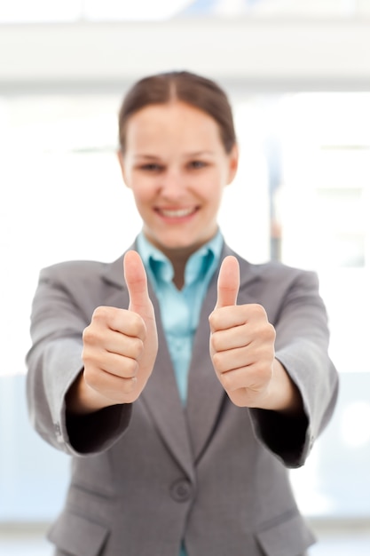 Photo successful businesswoman doing thumbs up