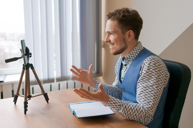 Photo successful caucasian student in 20s male student focused on doing homework