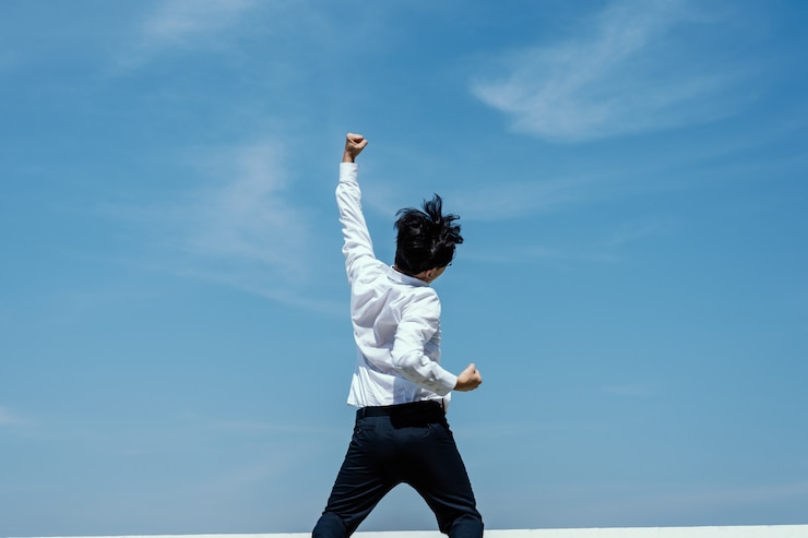 Photo 성공적인 개념. 그의 성공을 축하하기 위해 표현하는 사업가.