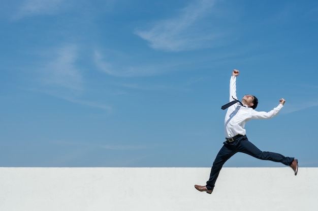 Concetto di successo uomo d'affari che esprime per celebrare il suo successo.