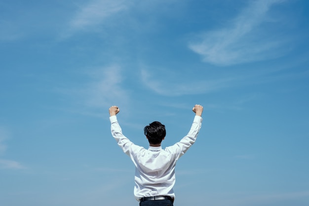 사진 성공적인 개념. 그의 성공을 축하하기 위해 표현하는 사업가.