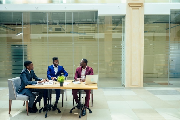 Photo successful confident group of african american corporate in modern office with big windows