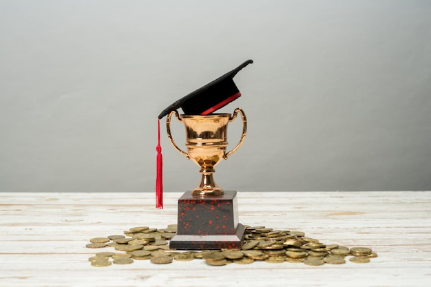 Foto la metafora dell'istruzione di successo cappello di laurea sul trofeo d'oro