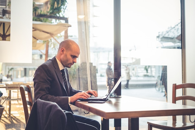 Photo successful elegant fashionable businessman