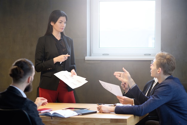 写真 成功した女性ビジネスリーダー。自信のある女性。企業会議。プロジェクト管理。男性従業員