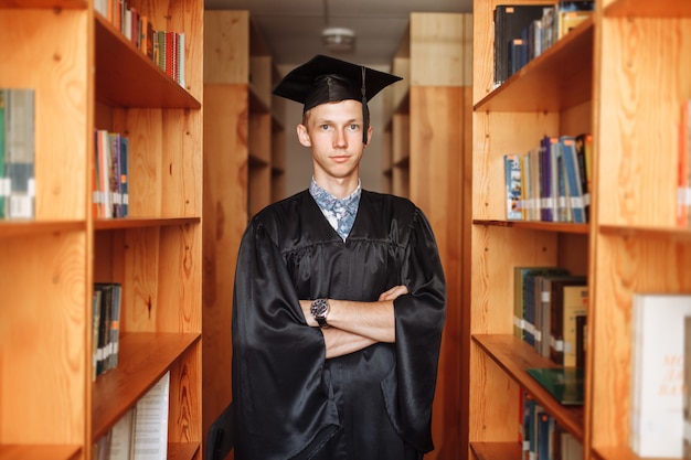 Успешный выпускник, в академической одежде