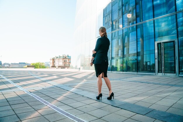 Photo successful happy woman on her way to work in street confident business woman