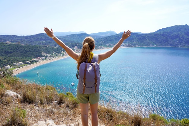 Donna escursionistica di successo in cima alle montagne motivazione e ispirazione in una splendida vista panoramica escursionista femminile con le braccia aperte sul paesaggio ispiratore della cima della montagna