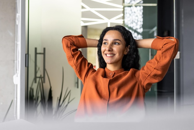 Foto una donna ispanica di successo ha completato con successo un lavoro in ufficio riposandosi da un successo