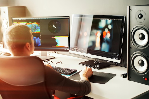 Foto uomo di successo e intelligente che lavora al computer