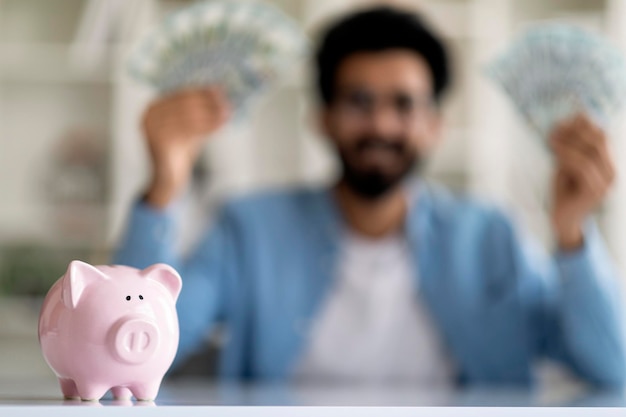 Photo successful investment closeup shot of piggy bank standing on table