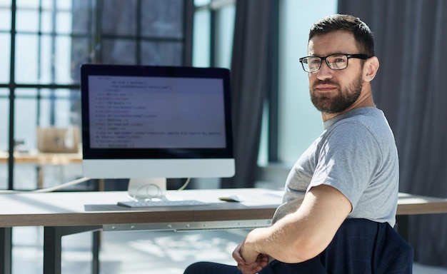 Photo successful middle aged businessman working at office