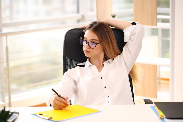 Foto avvocato di successo rilassato e sognante donna d'affari che riposa nel suo posto di lavoro.