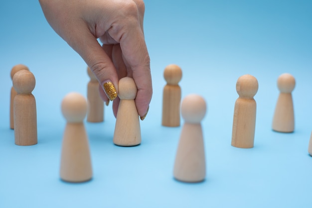 Leader della squadra di successo, la mano della donna sceglie le persone che si distinguono dagli altri.