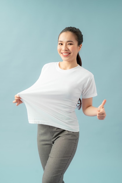 Donna di perdita di peso di successo con maglietta troppo grande dopo una dieta