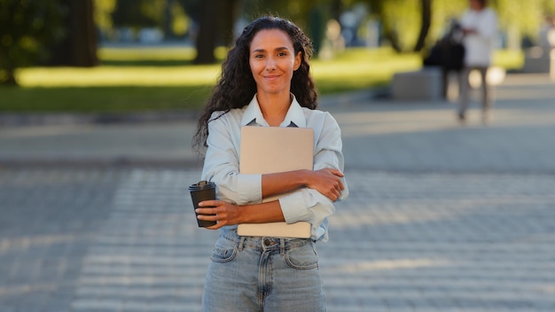 Photo successful young latin business woman girl student stylish lady stands in city street crosswalk road