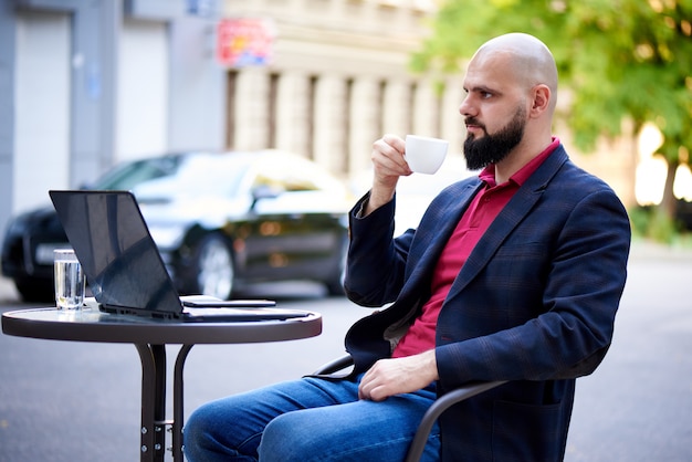 Il giovane di successo lavora in un caffè.