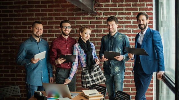 Succesvol business team in de buurt van de werkplek in moderne kantoren