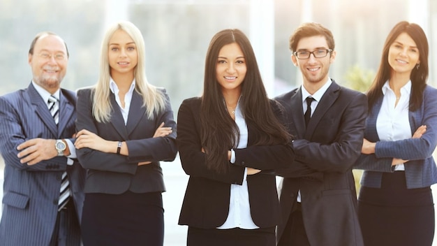 Succesvol en gelukkig commercieel team op bureauachtergrond