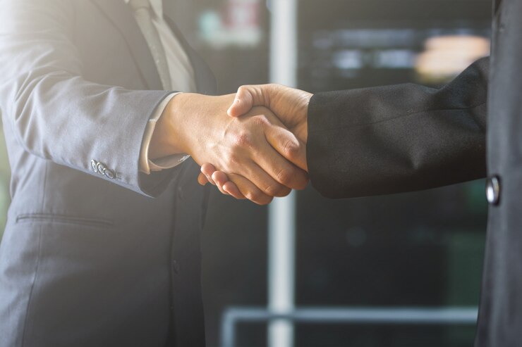 Succesvol onderhandel en handdrukconcept, twee zakenman schudt hand met partner aan vieringsvennootschap en groepswerk, zakelijke deal