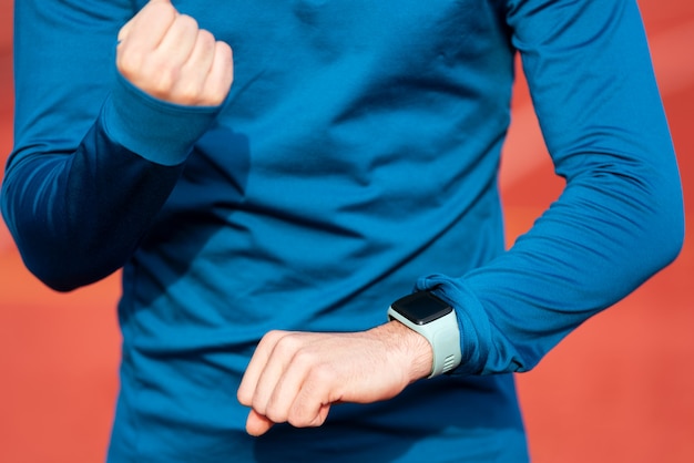 Succesvol Runner kijken naar hartslagmeter Smart Watch, close-up.