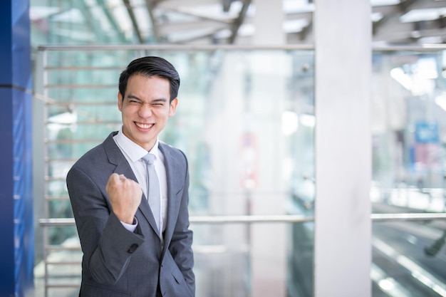 Foto succesvol van aziatische zakenman met een glimlach op de frontoffice.