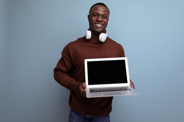 Succesvolle Afrikaanse zakenman die zijn projecten demonstreert met behulp van een laptop