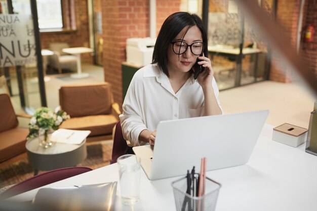 Succesvolle Aziatische zakenvrouw werken in Office