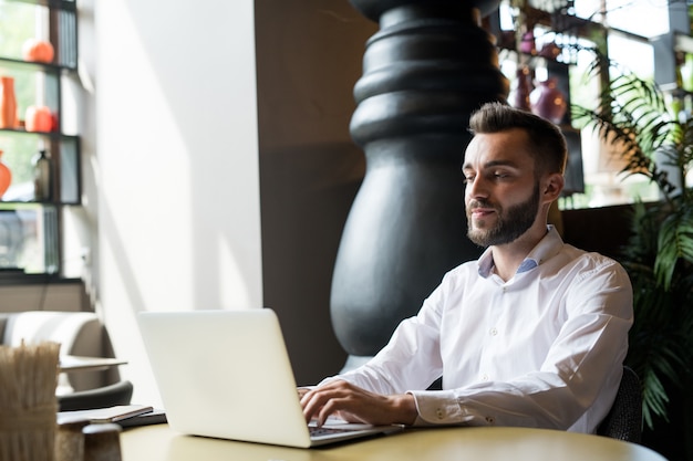 Succesvolle bebaarde Man aan het werk in Cafe