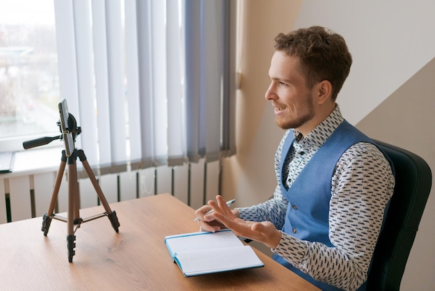 Succesvolle blanke student in de jaren '20 Mannelijke student gericht op huiswerk maken