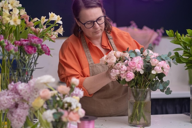 Succesvolle bloemenwinkel voor kleine bedrijven en creatief prachtig boeket bloemen bij bloemenwinkel