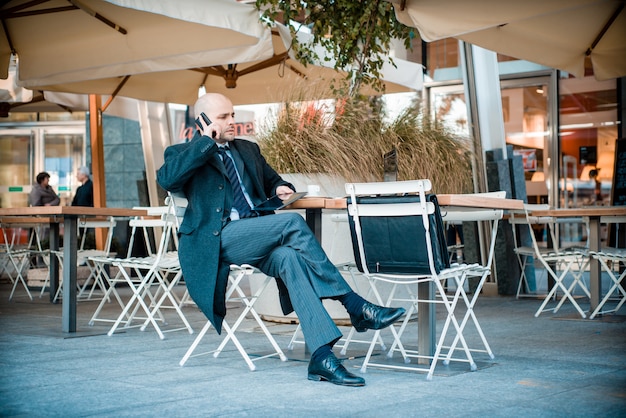 succesvolle elegante modieuze zakenman aan de telefoon