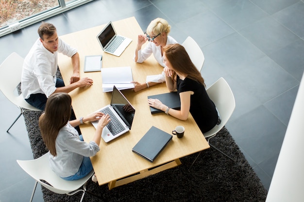 Succesvolle groep bedrijfsmensen die aan plannen werken