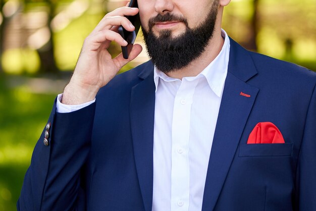 Succesvolle jonge man praten aan de telefoon.