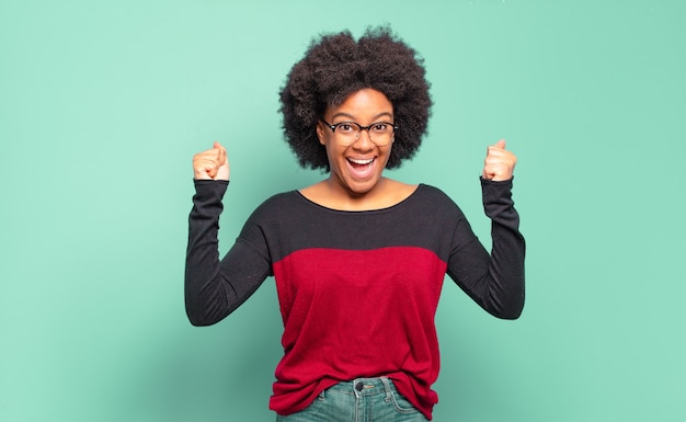 Succesvolle jonge mooie zwarte vrouw