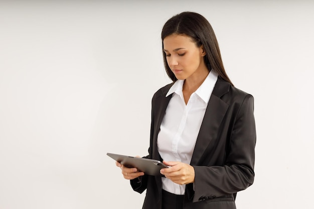 Succesvolle jonge zakenvrouw met een tablet in haar handen