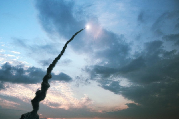 Succesvolle lancering van een raket met een rookspoor in de lucht met wolken Space Shuttle-schip stijgt door de wolken de ruimte in