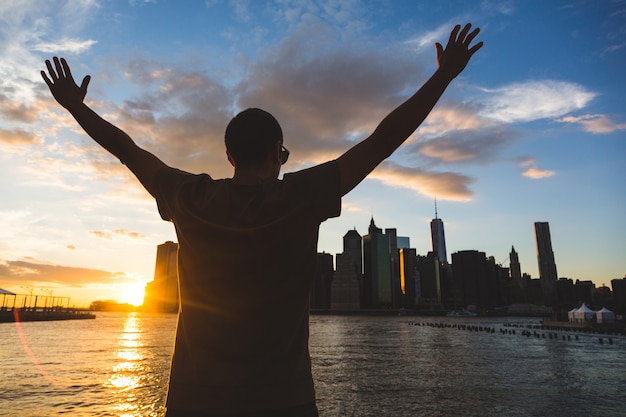 Succesvolle man in New York bij zonsondergang