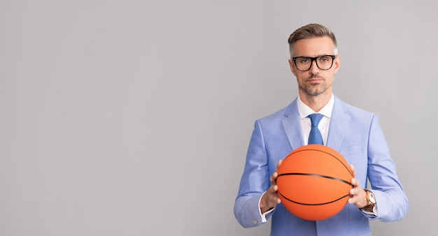 Succesvolle man met basketbalbal. sportief en zakelijk succes. activiteit voor zelfverzekerde baas.