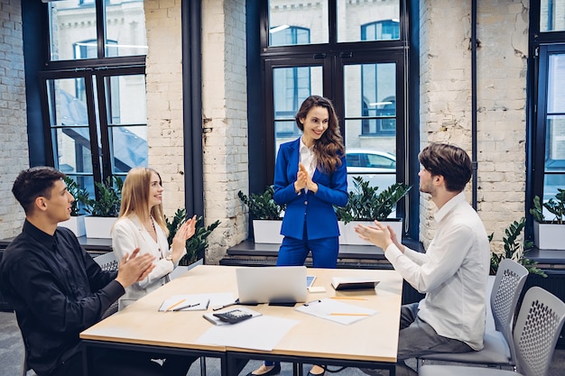 Succesvolle ondernemers handen klappen aan tafel in kantoor