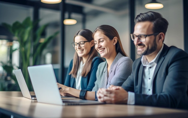 Succesvolle samenwerking Glimlachende professionals verzameld rond laptop