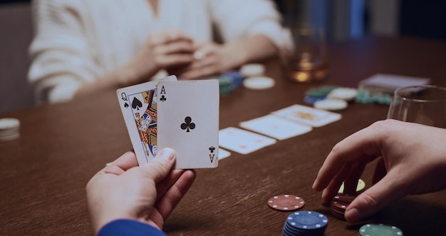 Succesvolle speler die poker speelt - concept voor gokken, casino